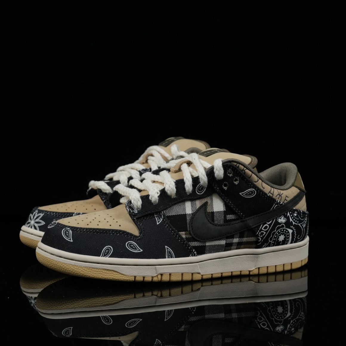 SB Dunk Low Travis Scott CT5053-001