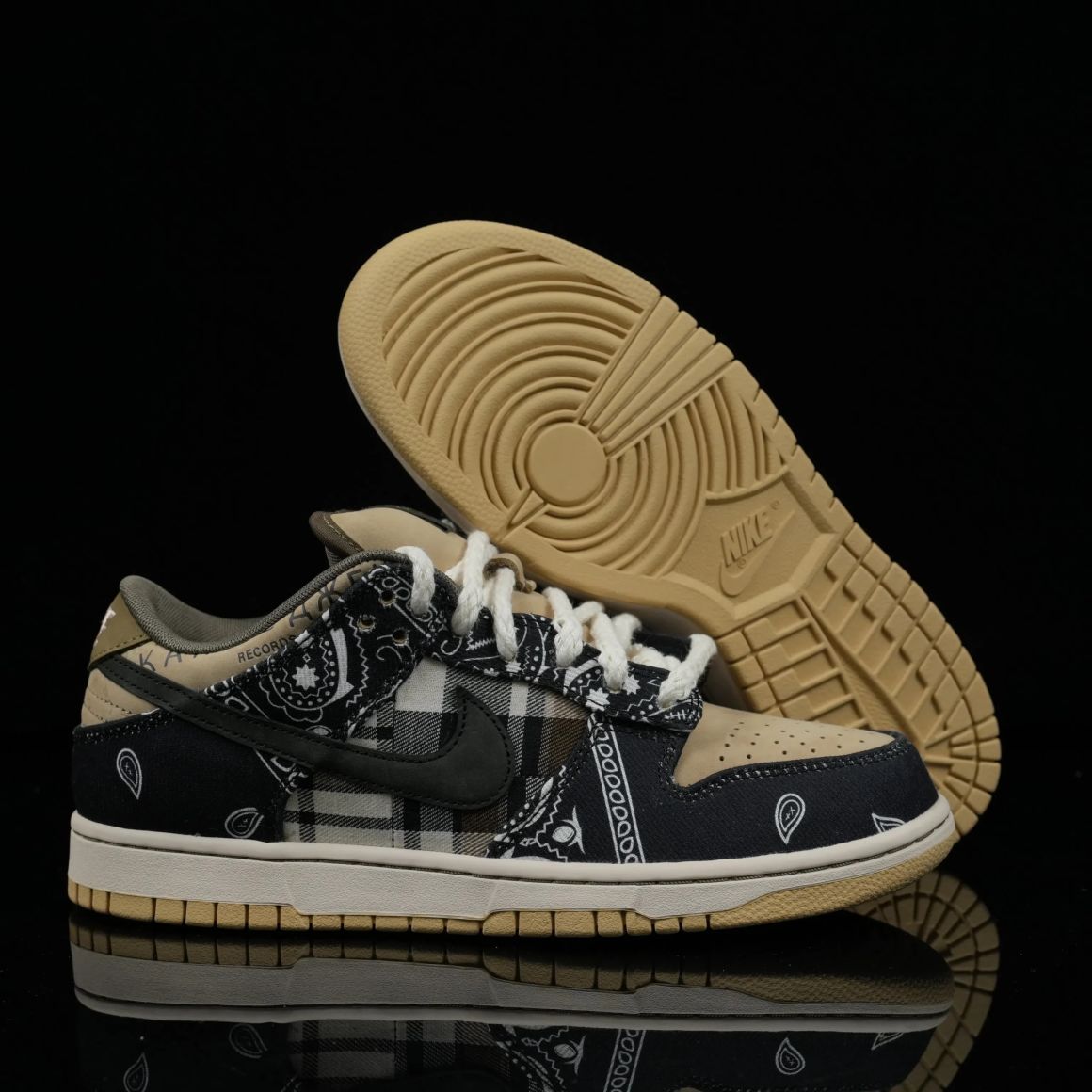 SB Dunk Low Travis Scott CT5053-001