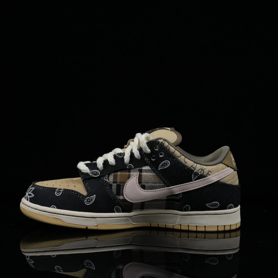 SB Dunk Low Travis Scott CT5053-001