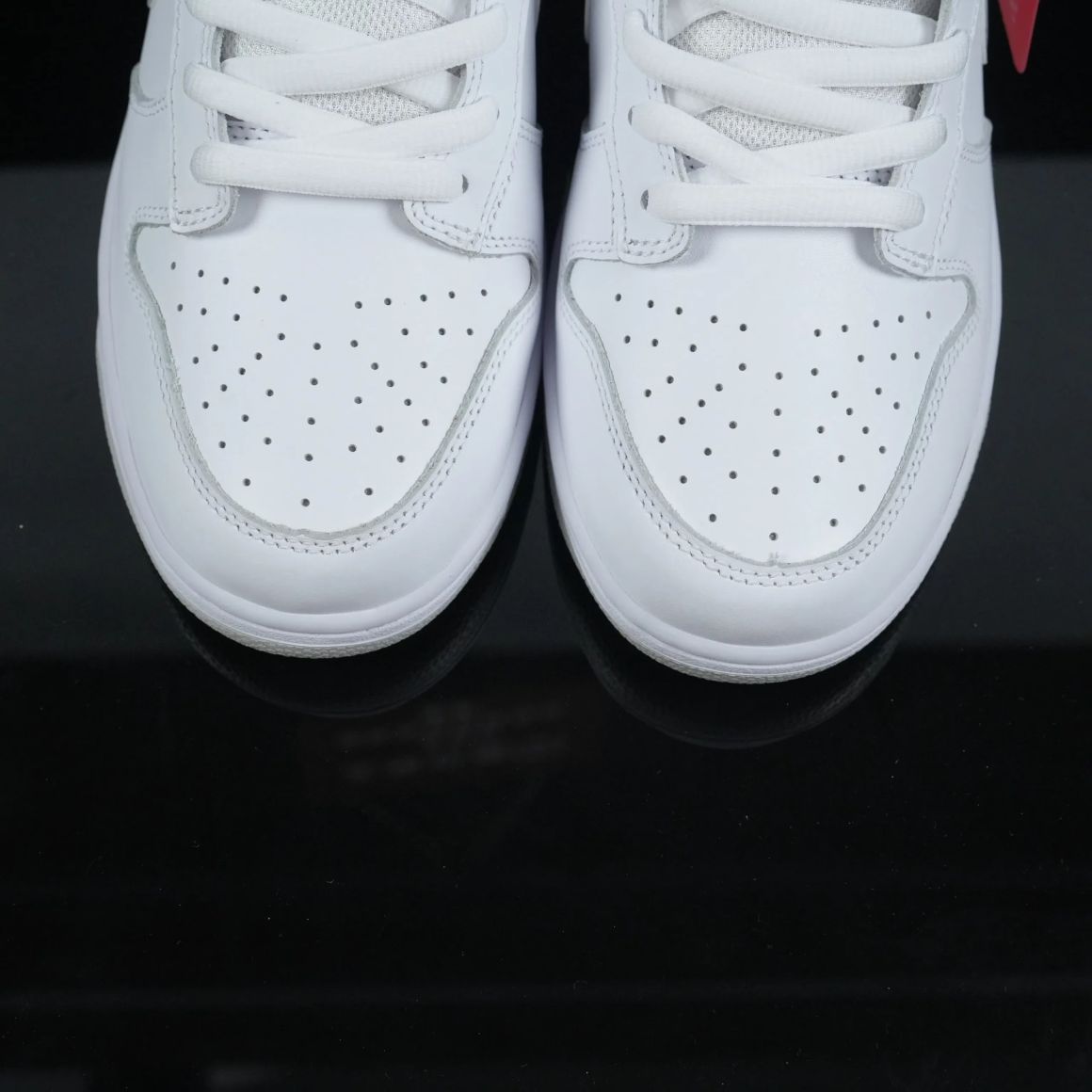 Supreme x Dunk Low SB 'White Metallic Silver' HQ8487-100