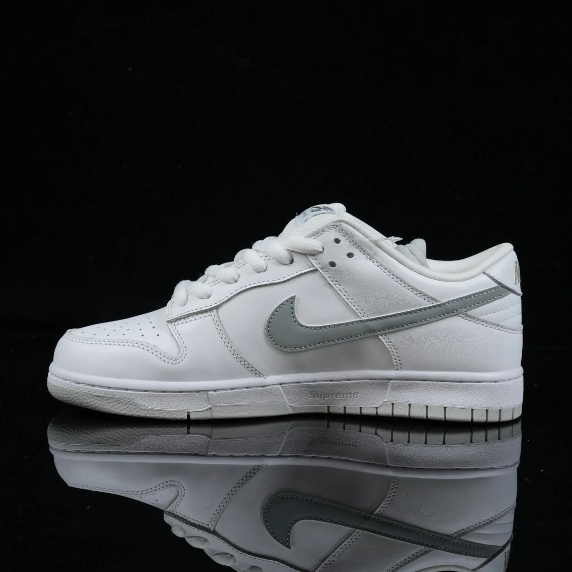 Supreme x Dunk Low SB 'White Metallic Silver' HQ8487-100