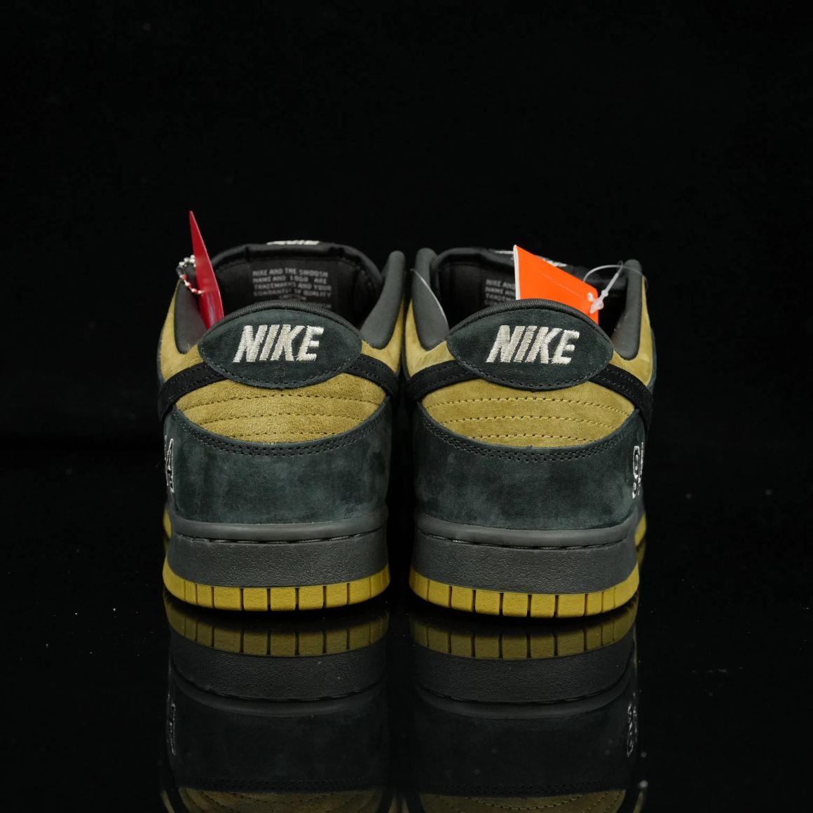 Supreme x Dunk Low SB 'Camper Green' HQ8487-300