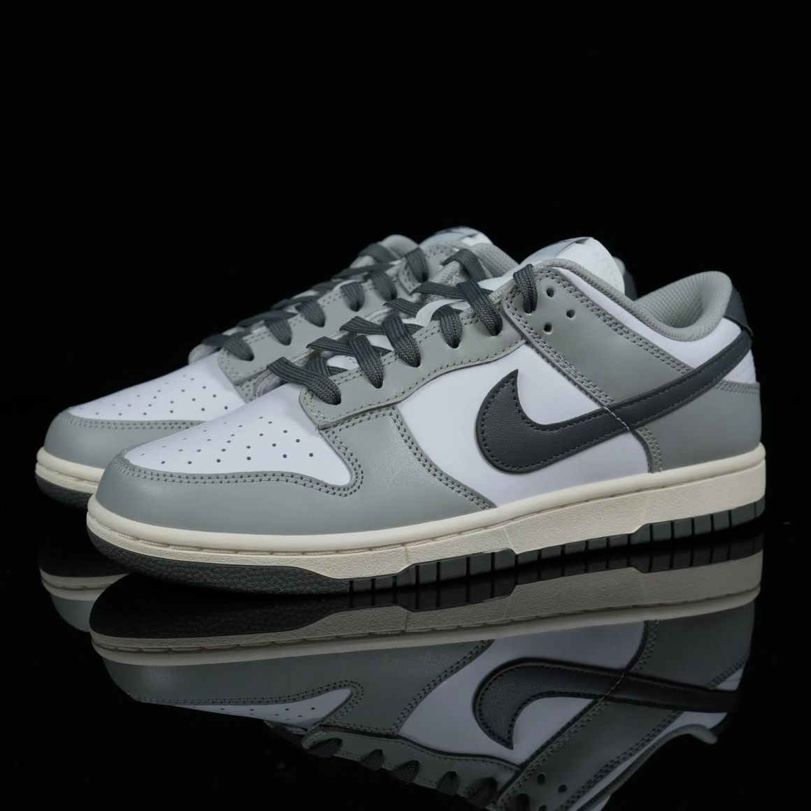 Wmns Dunk Low 'Light Smoke Grey' DD1503-117