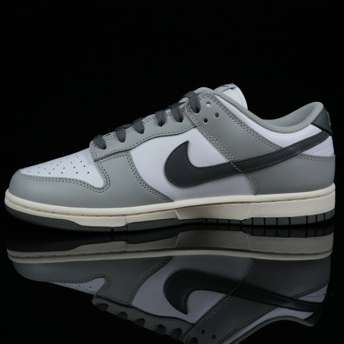 Wmns Dunk Low 'Light Smoke Grey' DD1503-117