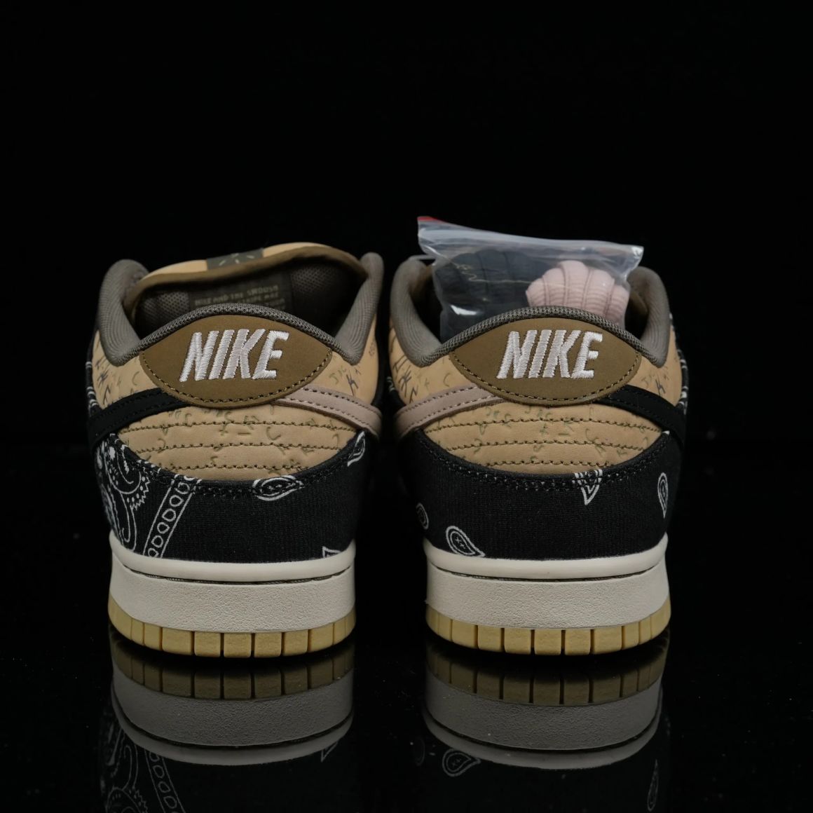 SB Dunk Low Travis Scott CT5053-001