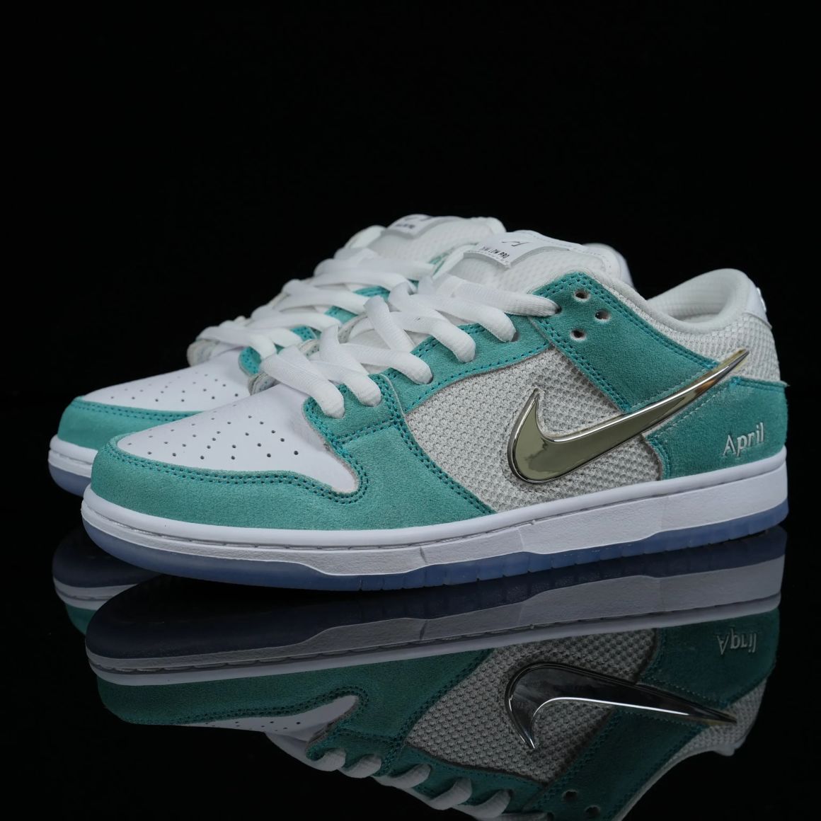 April Skateboards x Dunk Low SB 'Turbo Green' FD2562-400