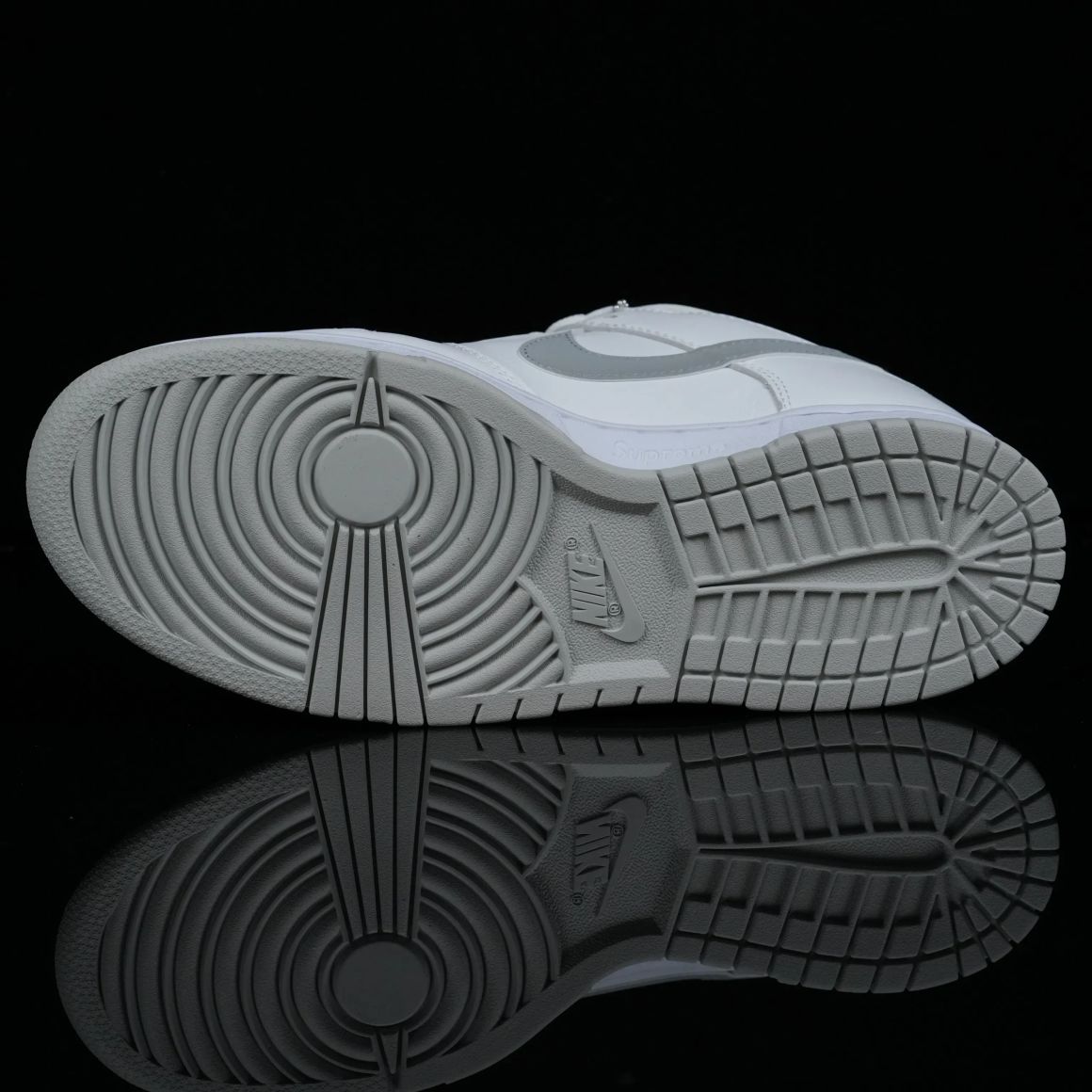 Supreme x Dunk Low SB 'White Metallic Silver' HQ8487-100