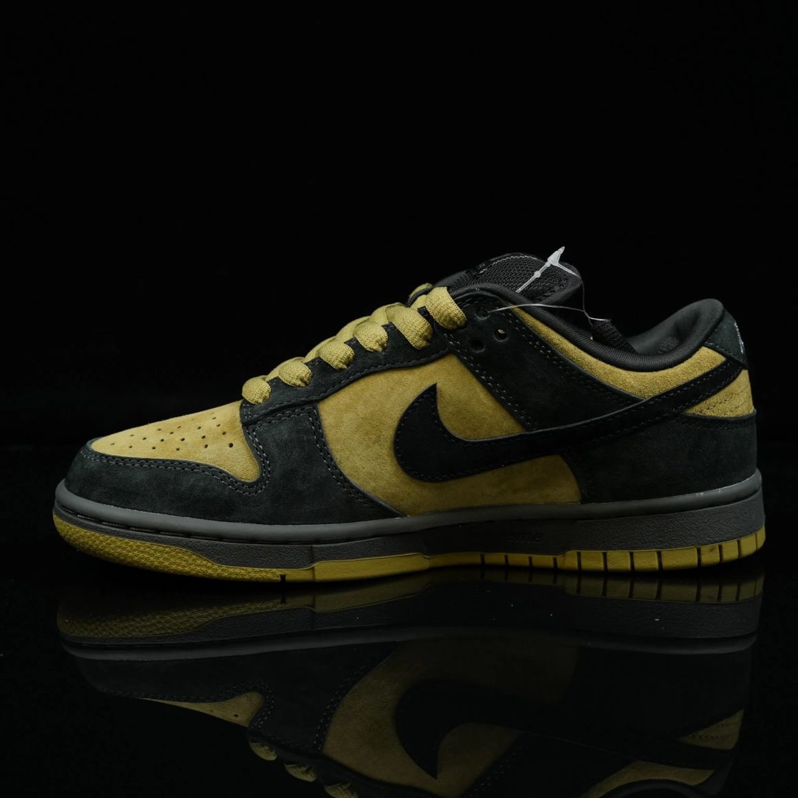 Supreme x Dunk Low SB 'Camper Green' HQ8487-300