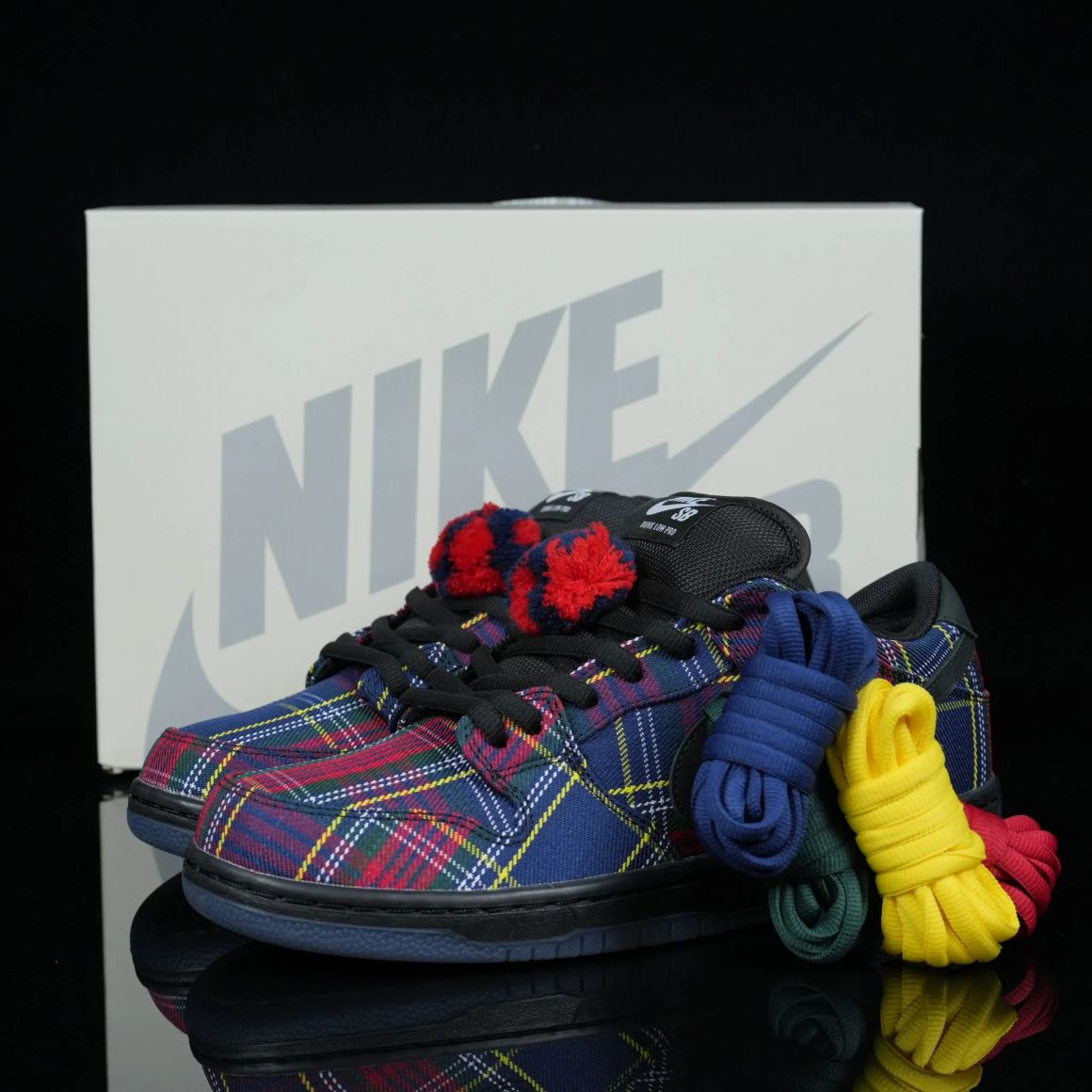 Nardwuar x Dunk Low SB 'Tam O' Shanter Hat' II1493-600