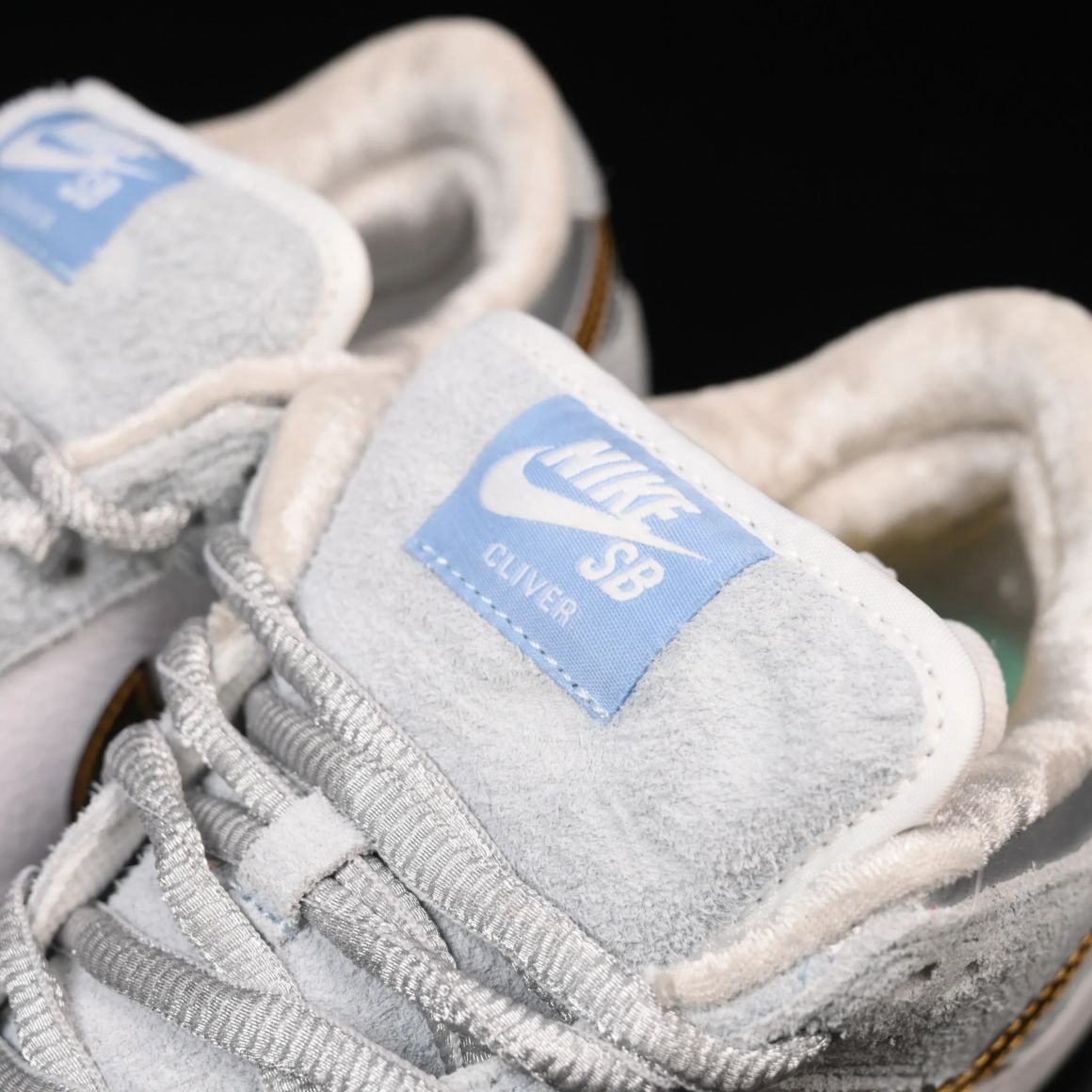 Sean Cliver x Dunk Low SB 'Holiday Special' DC9936-100