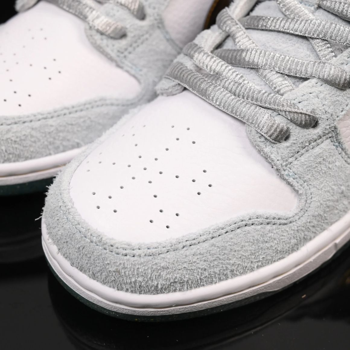 Sean Cliver x Dunk Low SB 'Holiday Special' DC9936-100
