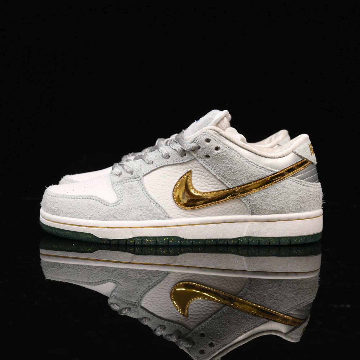 Sean Cliver x Dunk Low SB 'Holiday Special' DC9936-100