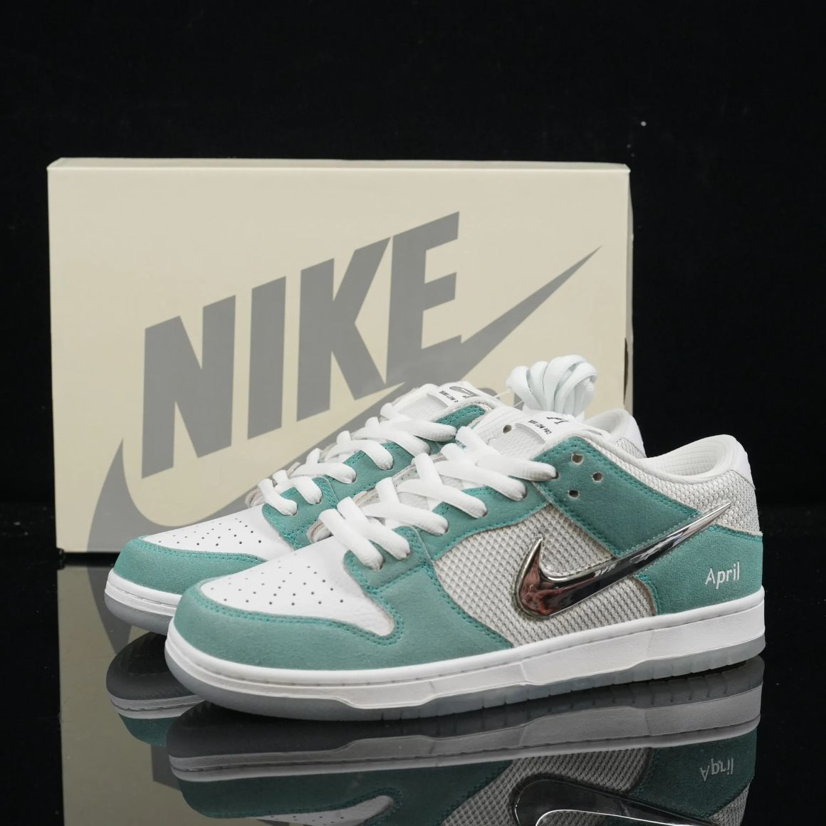 April Skateboards x Dunk Low SB 'Turbo Green' FD2562-400