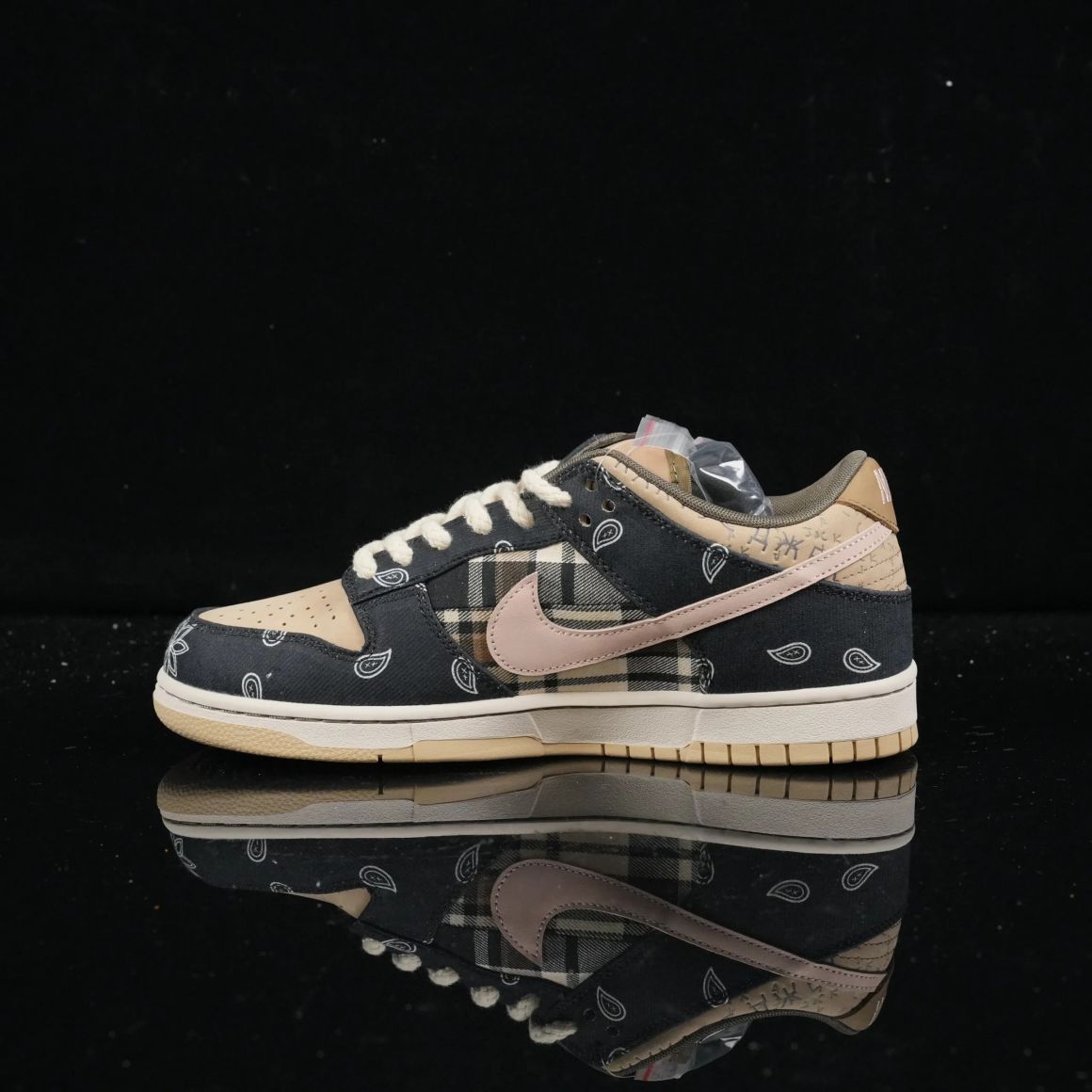 SB Dunk Low Travis Scott CT5053-001