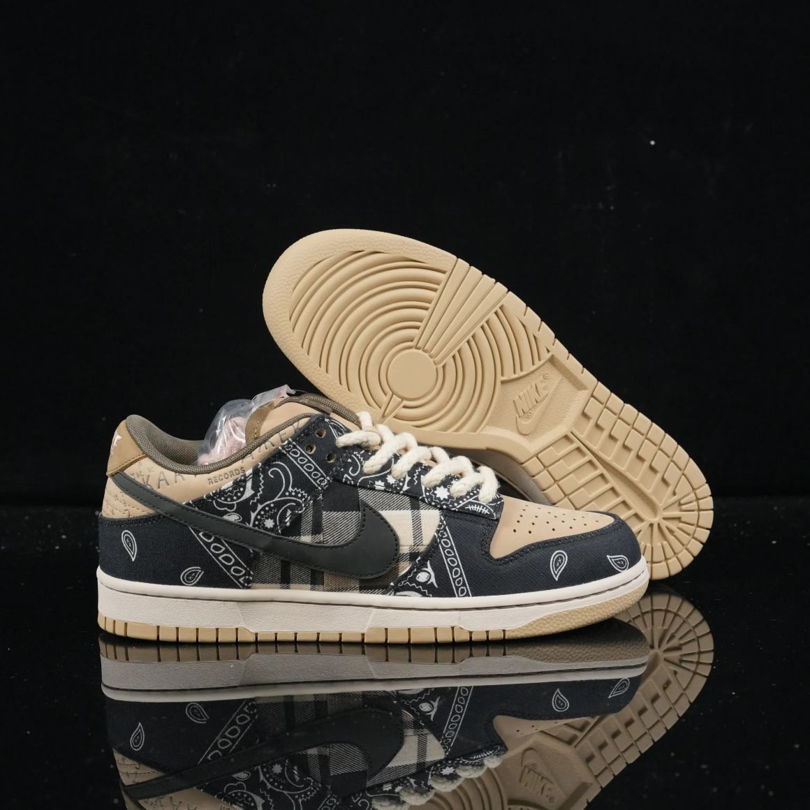 SB Dunk Low Travis Scott CT5053-001