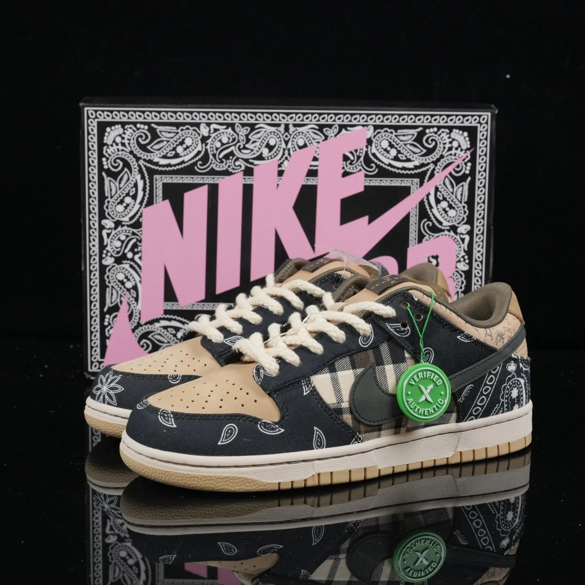 SB Dunk Low Travis Scott CT5053-001