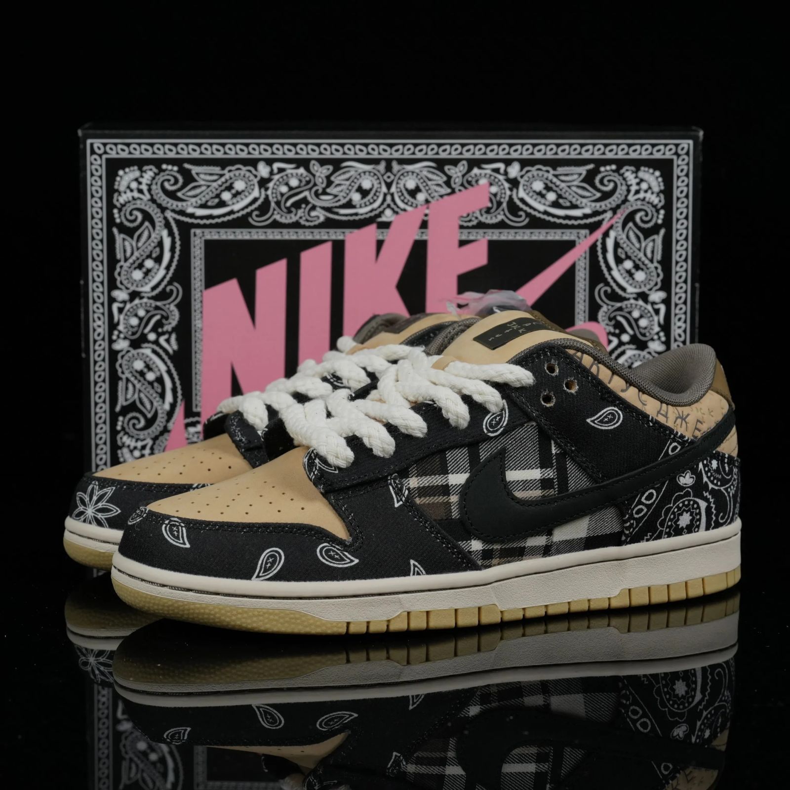 SB Dunk Low Travis Scott CT5053-001