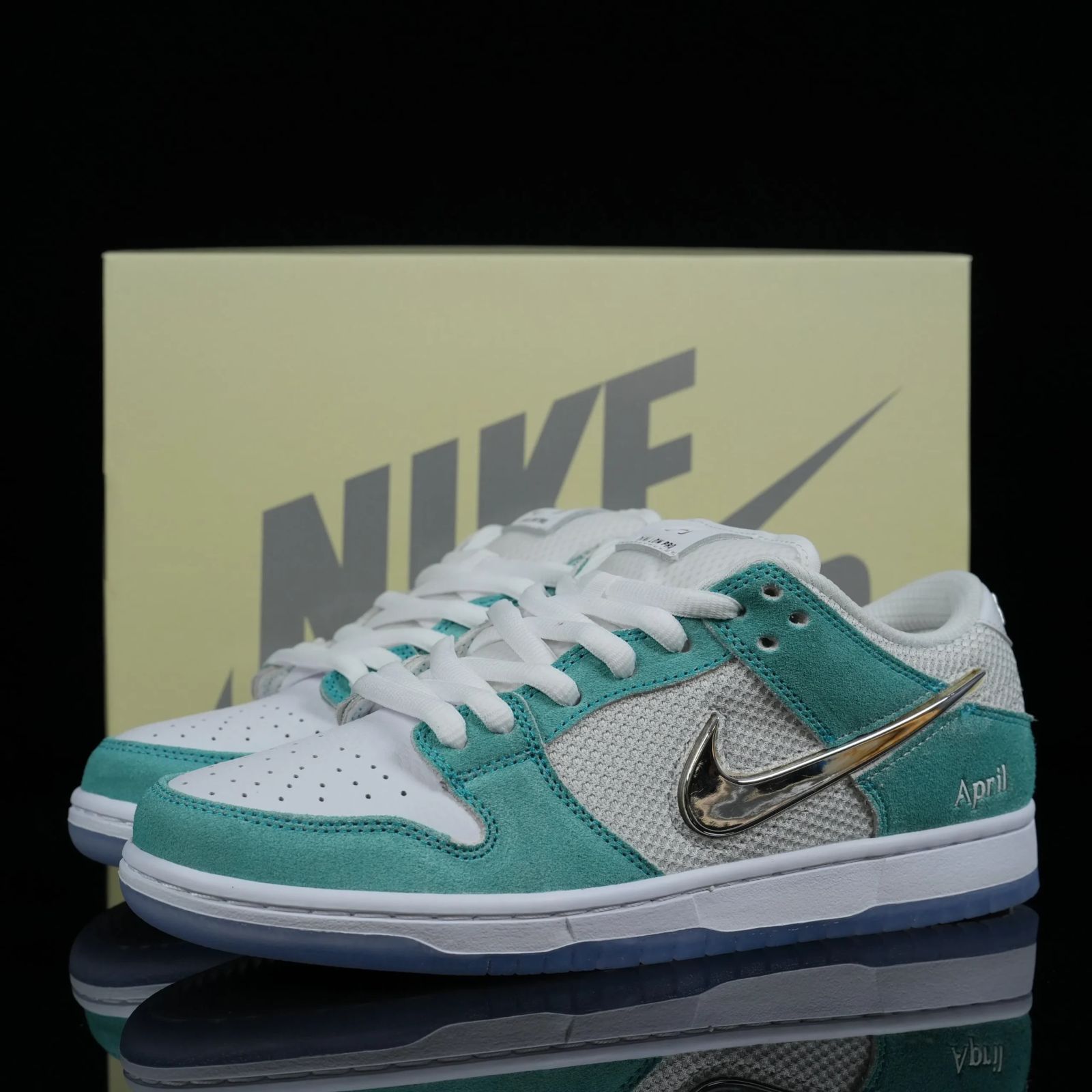 April Skateboards x Dunk Low SB 'Turbo Green' FD2562-400